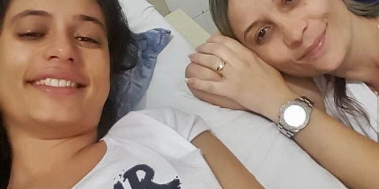 Superação e Amor: Mãe de MG Salva Filha com Doação de Rim Após Aprender Diálise Domiciliar