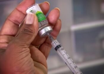 Vacina da gripe no Rio: aplicação é retomada após falta de doses