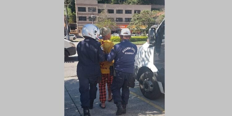 Guarda Municipal conduz flanelinha à delegacia por suspeita de lesão racial em Petrópolis Guarda Municipal conduz flanelinha à delegacia por suspeita de lesão racial em Petrópolis
