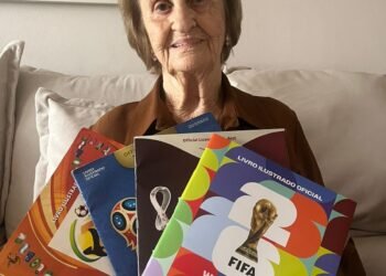 Paixão Octogenária: Idosa de 85 anos Coleciona Álbuns da Copa e Envolve a Família na Troca de Figurinhas