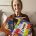 Paixão Octogenária: Idosa de 85 anos Coleciona Álbuns da Copa e Envolve a Família na Troca de Figurinhas Paixão Octogenária: Idosa de 85 anos Coleciona Álbuns da Copa e Envolve a Família na Troca de Figurinhas