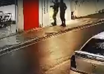Trio assalta loja e faz motorista de aplicativo refém durante fuga em Itatiaia; Veja vídeo