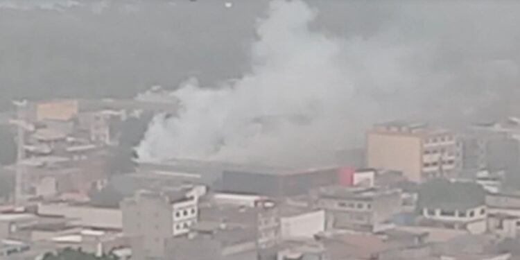Mercado pega fogo em Volta Redonda; Veja vídeo Mercado pega fogo em Volta Redonda; Veja vídeo