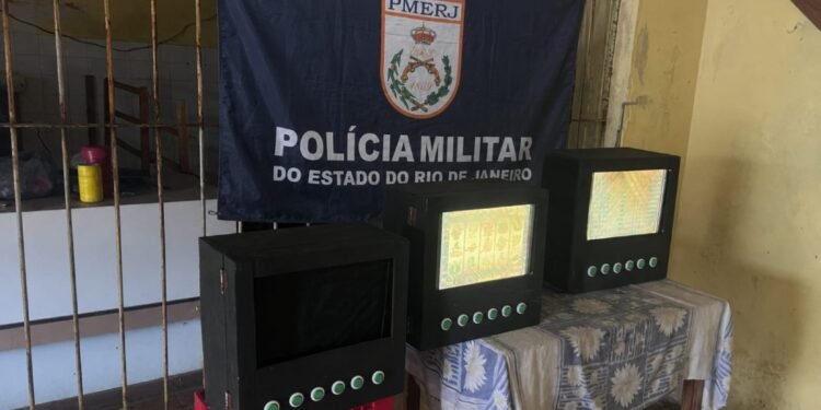 Três máquinas caça-níqueis são apreendidas em bar de Resende