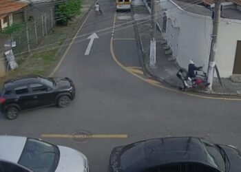 VÍDEO: Motociclista fica gravemente ferido após bater em carro e postar em Volta Redonda