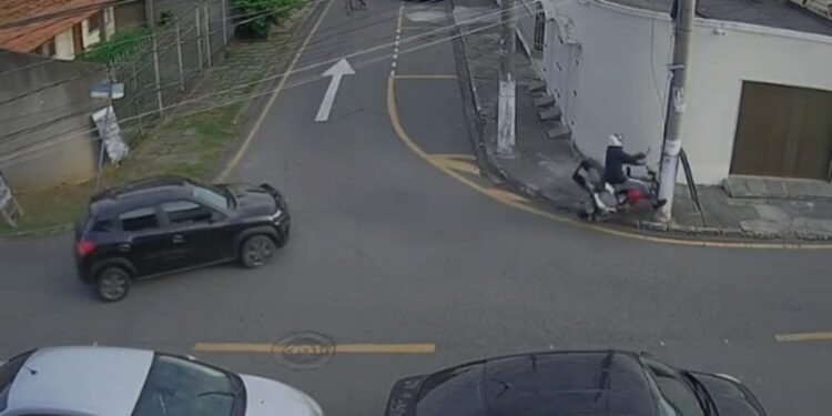 VÍDEO: Motociclista fica gravemente ferido após bater em carro e postar em Volta Redonda