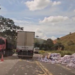 Parte de carreta bitrem transportada com doces tomba na BR-393, em Três Rios
