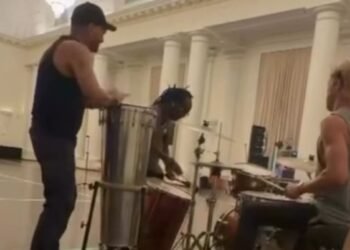 Músicos de Shakira fazem ensaio descontraído no Copacabana Palace; VÍDEO