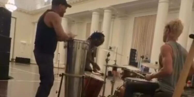 Músicos de Shakira fazem ensaio descontraído no Copacabana Palace; VÍDEO