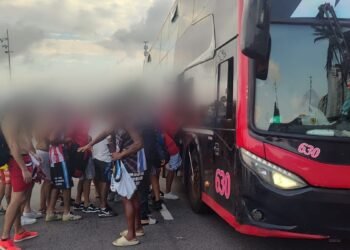PM contém confusão entre torcedores estrangeiros e brasileiros no Leme