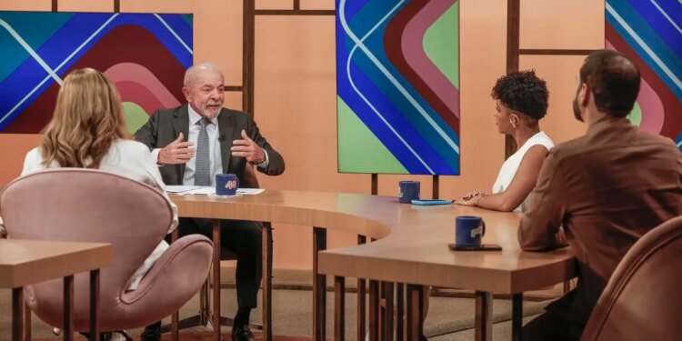 Lula Pressiona por Redução Imediata da Jornada de Trabalho e Desafia Oposição