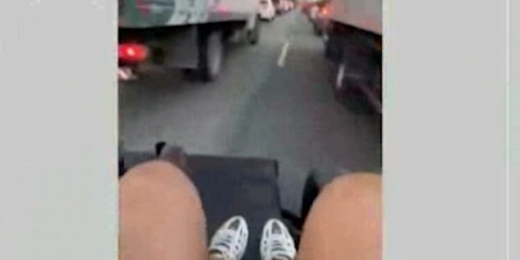 Vídeo mostra jovens condução veículo adaptado sem proteção em Nova Friburgo