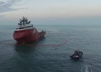 Navio Skandi Amazonas segue encalhado próximo à Praia Campista, em Macaé