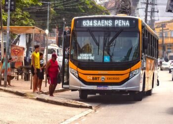 Primeira linha de ônibus que não aceita dinheiro passa a rodar no Rio