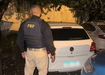 Carro adulterado é descoberto na BR-101, em Casimiro de Abreu