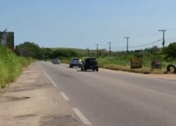 Mulher morre e irmã fica ferida após atropelamento na RJ-106, em Macaé