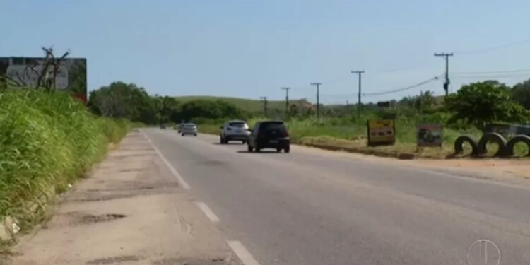 Mulher morre e irmã fica ferida após atropelamento na RJ-106, em Macaé