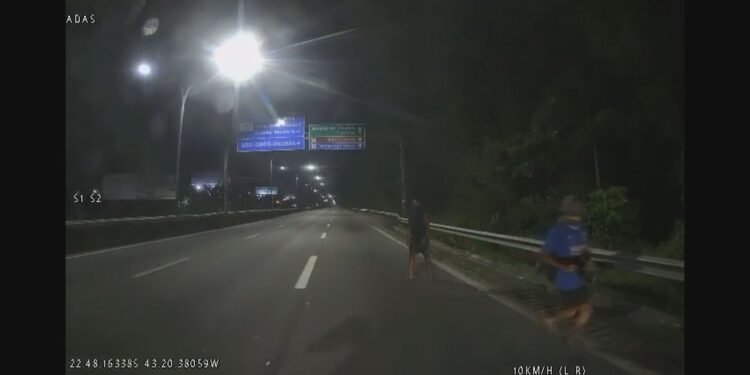 Polícia Civil recupera parte das cinzas da mãe do passageiro do ônibus levadas em assalto na Linha Vermelha Polícia Civil recupera parte das cinzas da mãe do passageiro do ônibus levadas em assalto na Linha Vermelha