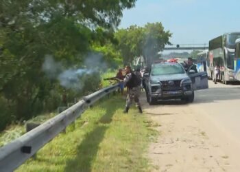 VÍDEO: após mortes de pedreiros, grupo tenta fechar BR-101, e PM revida com disparos
