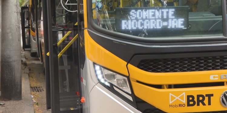 Ônibus do Rio começa a deixar de aceitar dinheiro, e os passageiros relatam dificuldades com medida