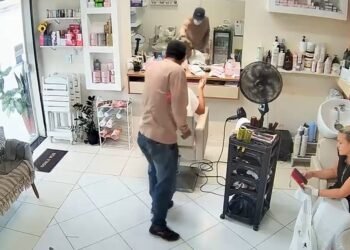 Homem com faca e máscara assalta salão e rouba carro em Maricá; VÍDEO