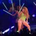 Mangueira brinca com look verde e rosa de Shakira e pergunta: ‘Ela é mangueirense?’