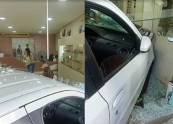 Carro automático invade ótica após motorista errar pedais na Bahia; mulher que estava na vaga do estacionamento ficou ferida