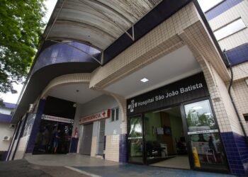 Acidente em Volta Redonda: consequências entre carro e moto fere homem