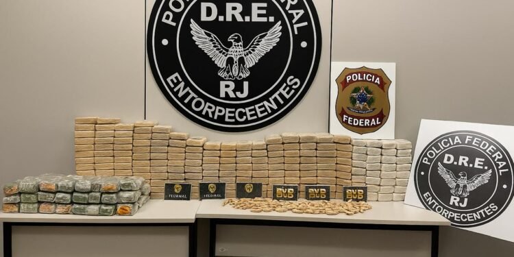 Motorista é preso por transportar 235 kg de cocaína e haxixe na Via Dutra, em Piraí