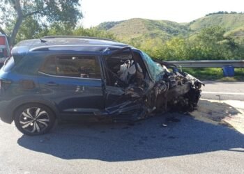 Motorista fica ferido após carro bater em divisa metálica na Via Dutra, em Barra Mansa