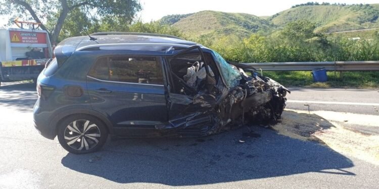 Motorista fica ferido após carro bater em divisa metálica na Via Dutra, em Barra Mansa