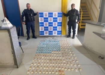 Jovem é preso com drogas e mais de R$ 14 mil, em Valença