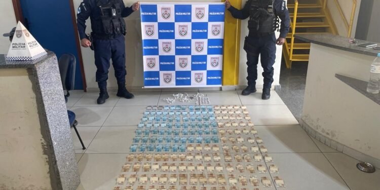 Jovem é preso com drogas e mais de R$ 14 mil, em Valença Jovem é preso com drogas e mais de R$ 14 mil, em Valença