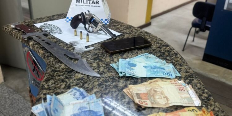 Homem está preso com armas e por envolvimento com o tráfico de drogas na Paraíba do Sul