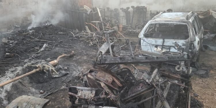 Incêndio atinge ferro-velho em Resende Incêndio atinge ferro-velho em Resende