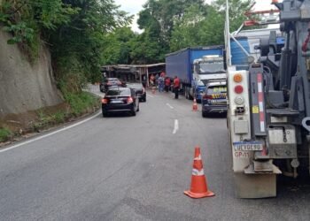 Caminhão tomba e pista interdita de descida da Serra das Araras, em Piraí