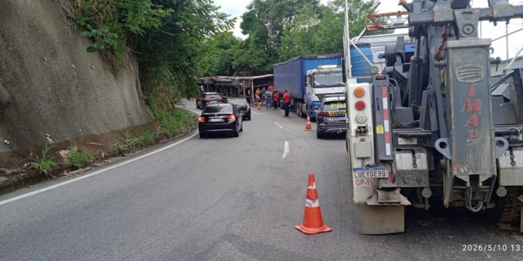 Caminhão tomba e pista interdita de descida da Serra das Araras, em Piraí