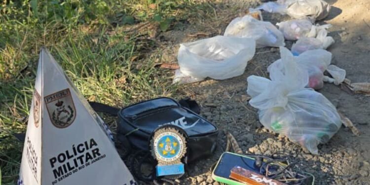 Jovem é preso e dois adolescentes apreendidos por suspeita de tráfico de drogas em Barra Mansa Jovem é preso e dois adolescentes apreendidos por suspeita de tráfico de drogas em Barra Mansa