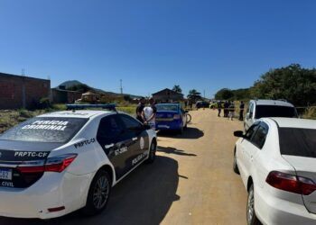 Mulher morre atropelada por caminhão de bicicleta elétrica no RJ