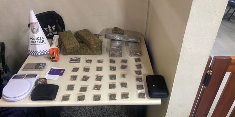 Dois homens foram presos com mais de 4 kg de maconha, em Paraty Dois homens foram presos com mais de 4 kg de maconha, em Paraty