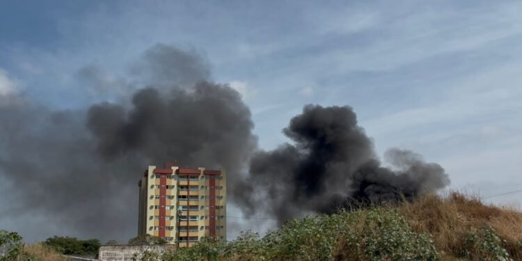 Incêndio em área da linha férrea assusta moradores em Campos Incêndio em área da linha férrea assusta moradores em Campos