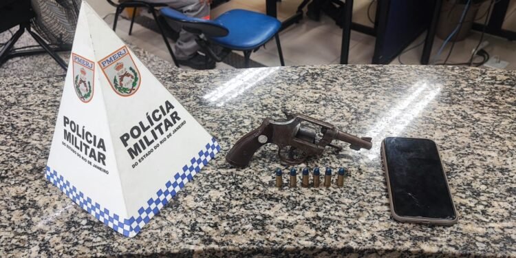 Prisão em Itatiaia: Jovem é detido com arma