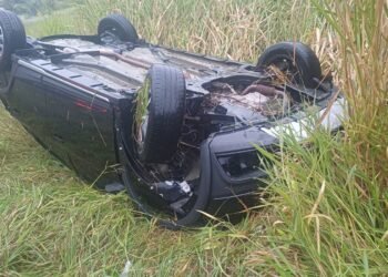 Motorista fica ferido após carro capotar na BR-393, em Vassouras