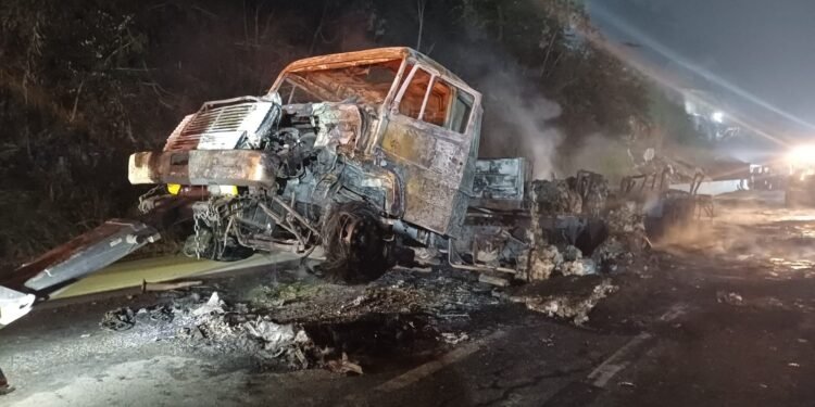 Veja como ficou carreta que pegou fogo na Serra das Araras Veja como ficou carreta que pegou fogo na Serra das Araras