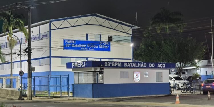 Dois homens são presos por suspeitas de manter adolescente em cárcere privado em Volta Redonda Dois homens são presos por suspeitas de manter adolescente em cárcere privado em Volta Redonda