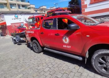 Bombeiros fazem buscas por jovens na praia de Arraial do Cabo, no RJ
