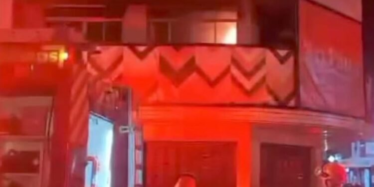Bombeiros combate princípio de incêndio na padaria de Nova Friburgo Bombeiros combate princípio de incêndio na padaria de Nova Friburgo