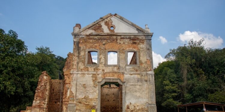 Capela do século 18 em ruínas será transformada no interior do RJ Capela do século 18 em ruínas será transformada no interior do RJ