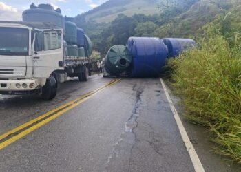 Carreta tomba e trecho interdita da RJ-155 entre Angra dos Reis e Rio Claro