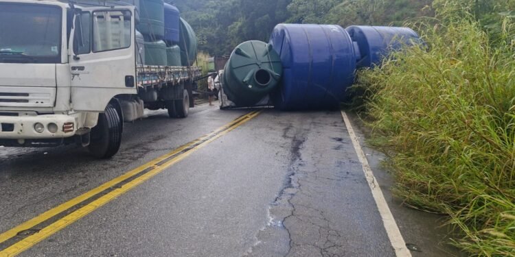 Carreta tomba e trecho interdita da RJ-155 entre Angra dos Reis e Rio Claro Carreta tomba e trecho interdita da RJ-155 entre Angra dos Reis e Rio Claro